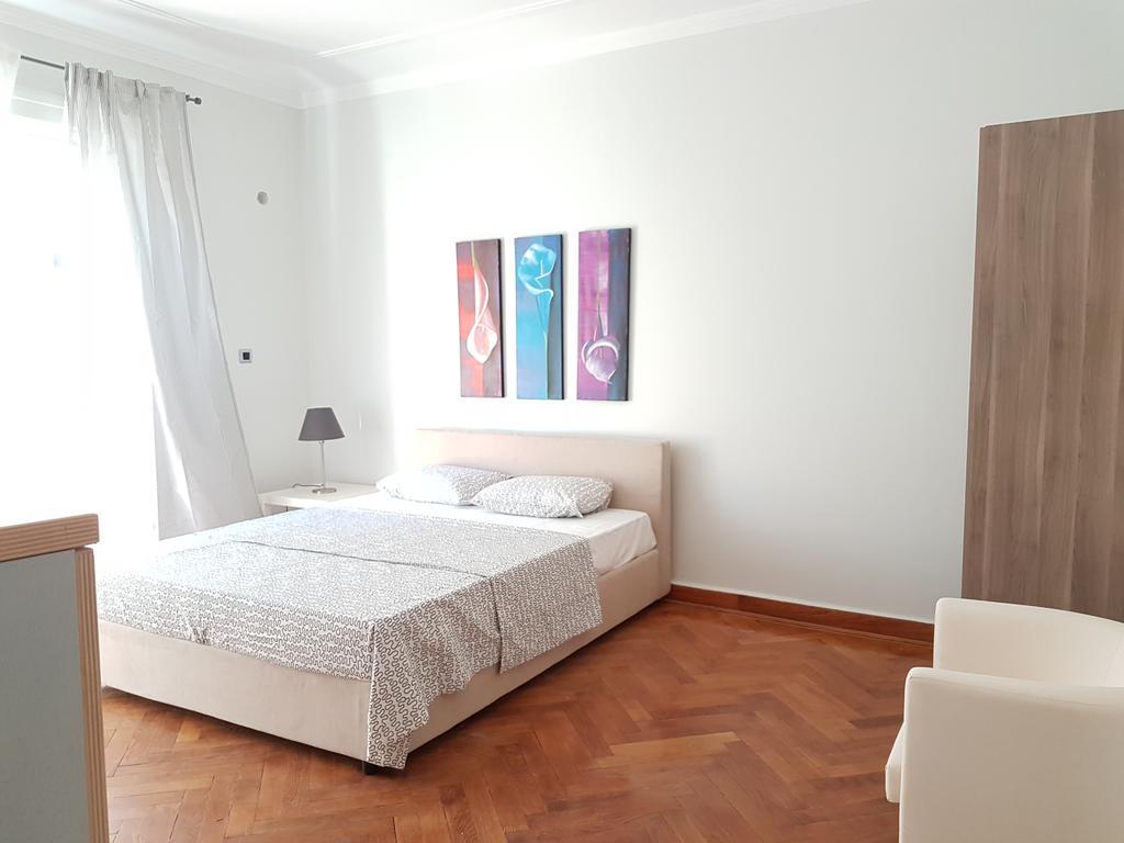 Errathens Pine Red And Taupe - Athens Center Appartement Buitenkant foto