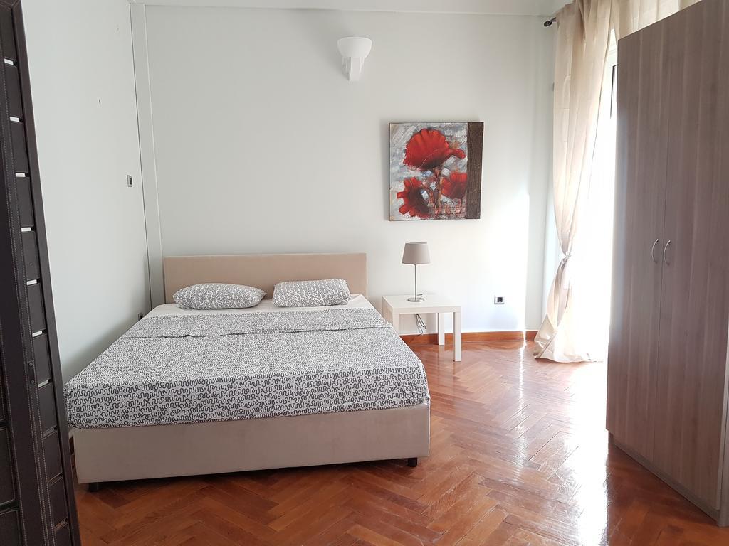 Errathens Pine Red And Taupe - Athens Center Appartement Buitenkant foto